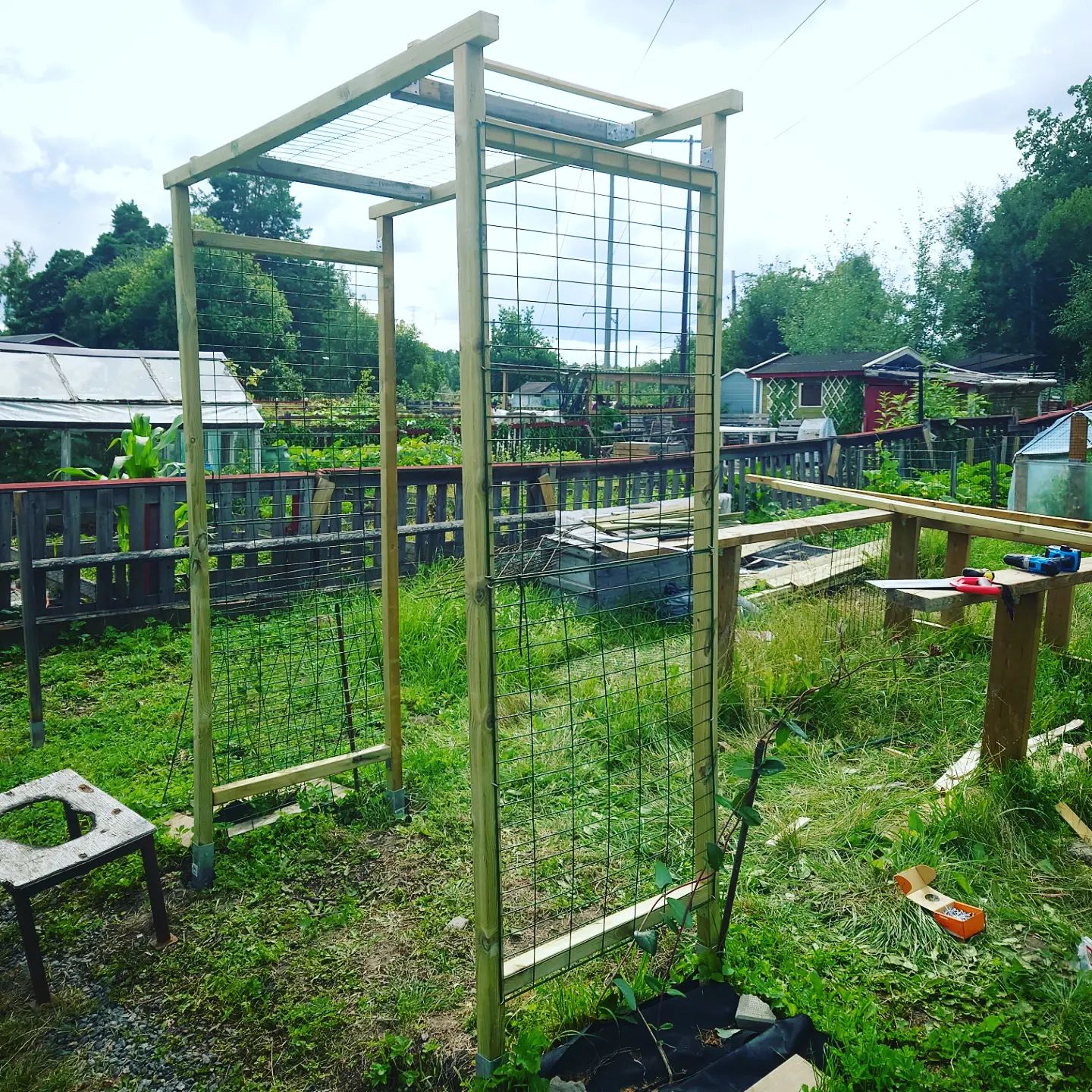 Trädgårdsportals- & staketbygget fortsätter